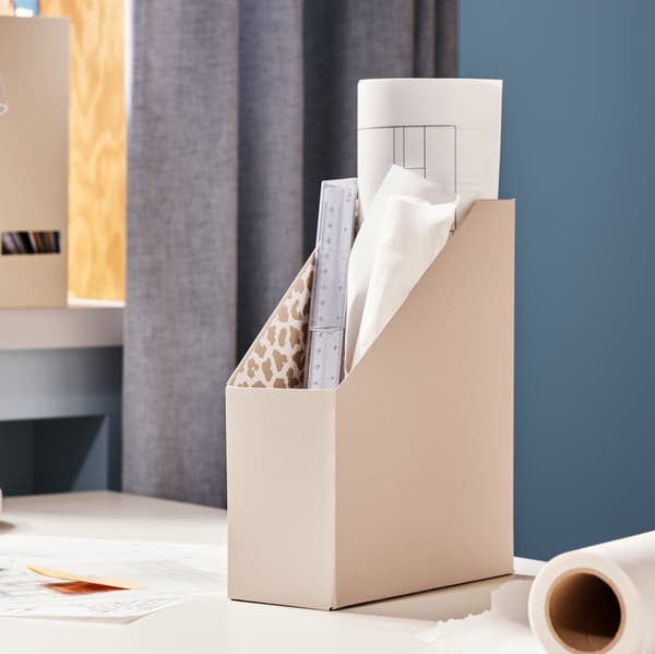 Range-revues beige posé sur un bureau