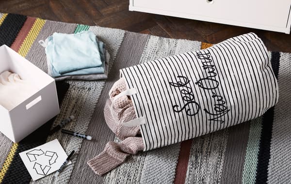 Rangement adapté et tri quotidien&thinsp;: même une petite armoire-penderie peut suffire à la tâche.
