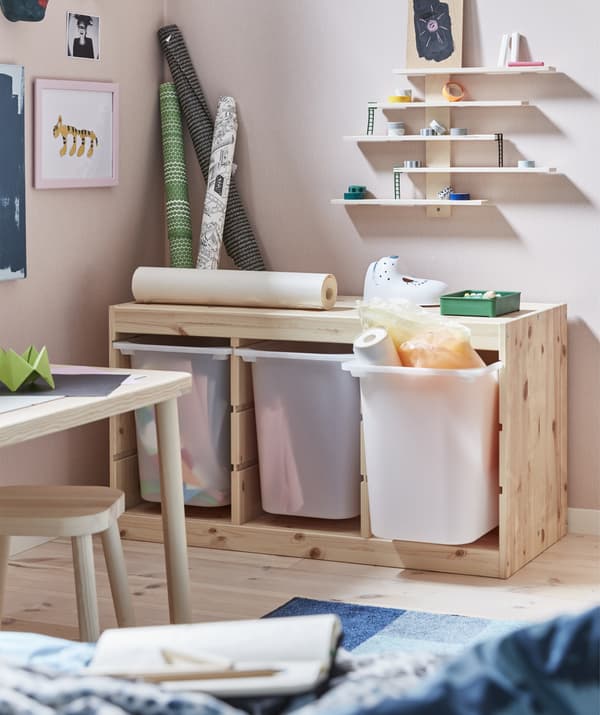 Rangement TROFAST en bois clair, bacs contenant du matériel d’art et de bricolage, étagères murales.