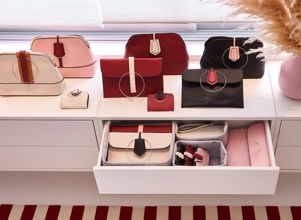 Rangements 2 tiroirs EKET sur lesquels sont posées des pochettes