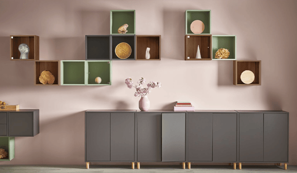 Rangements EKET colorés accrochés au mur avec un buffet en dessous.