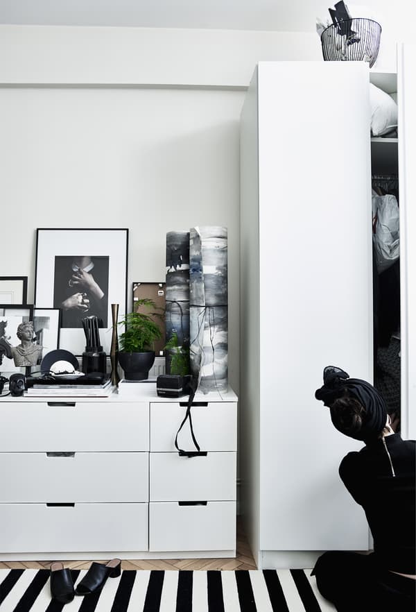 Rangements IKEA blancs dans une chambre.