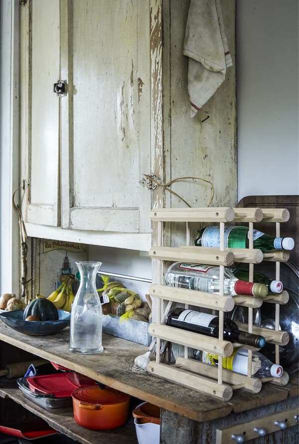 Rangements ouverts dans la cuisine.