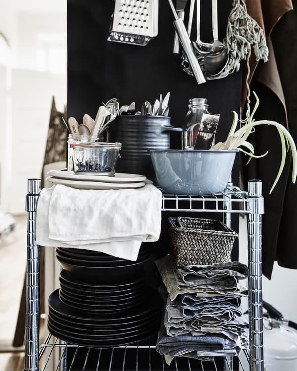Rangez tout ce qu'il faut pour dresser la table dans un endroit aisément accessible.