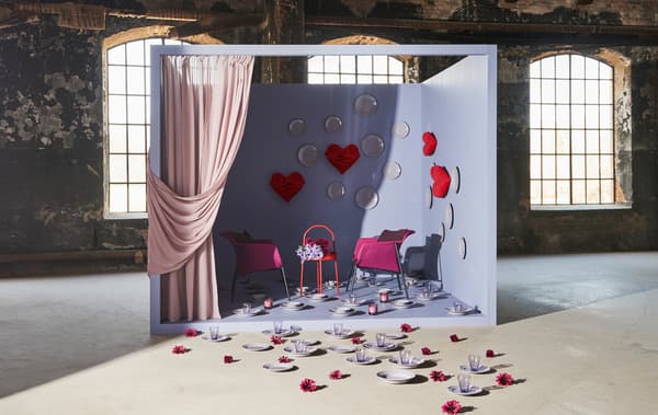 Ranging from light pink to bright red, we mix shades and materials in an inspirational living room set-up.