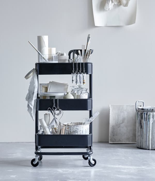 RÅSKOG rullebord, der bruges i et atelier til opbevaring af malergrej.