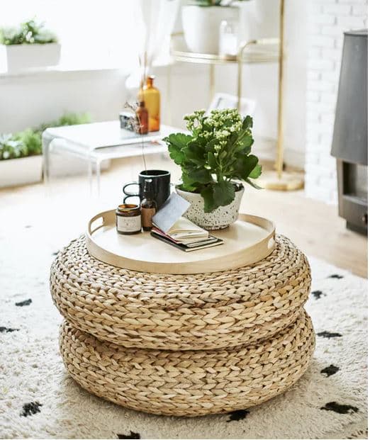 Ratanové sedadlá IKEA ALSEDA sa dajú využiť aj ako príručný stolík v malých priestoroch.