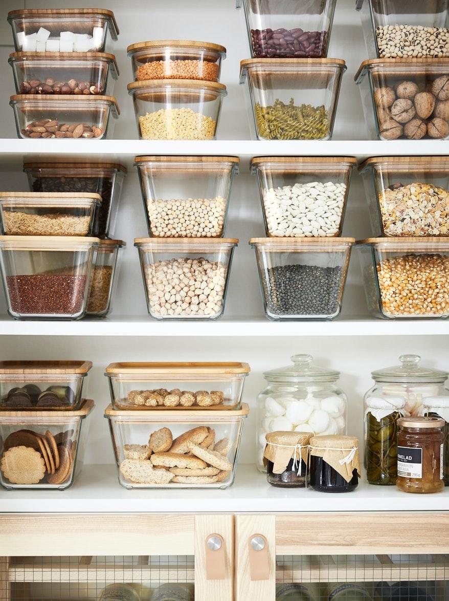 Rebost organitzat amb recipients IKEA 365+