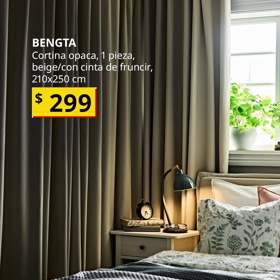 Recámara con cortinas opacas BENGTA junto a una cama bien tendida, una mesa de noche con lámpara y despertador.