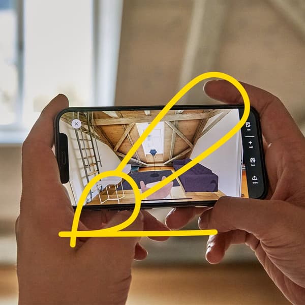 Ręce trzymające telefon.