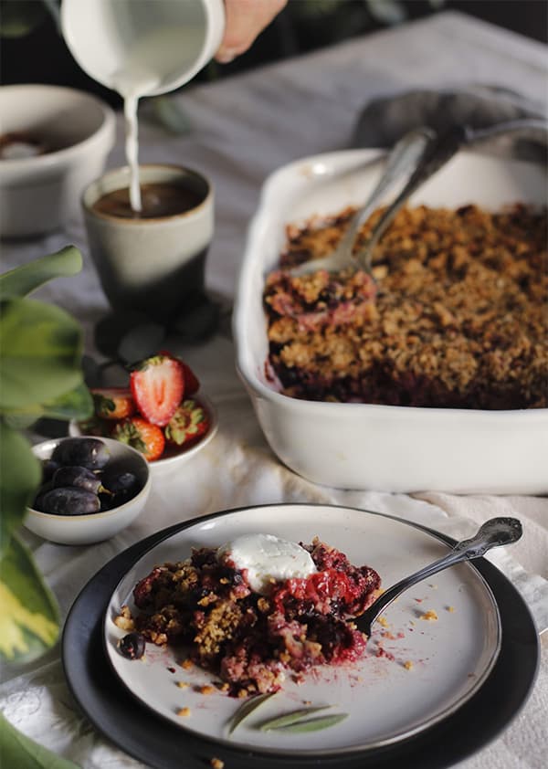 Receta crumble de ciruelas y arándanos 