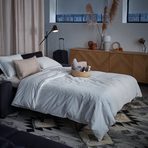 Rechthoekige BESTÅ kasten aan een muur met glanzende deuren.