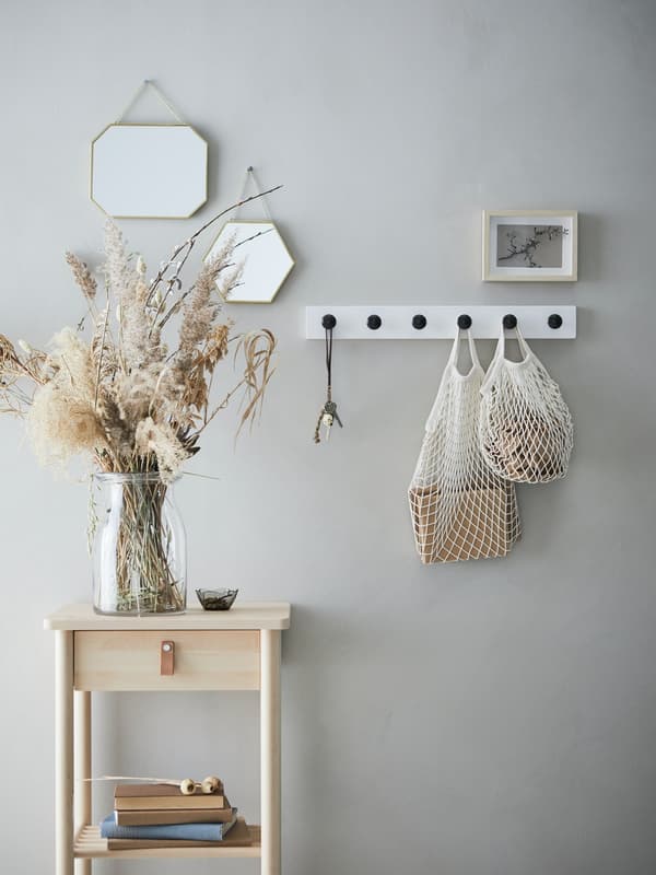 recibidor estrecho con perchero y muebles pequeños