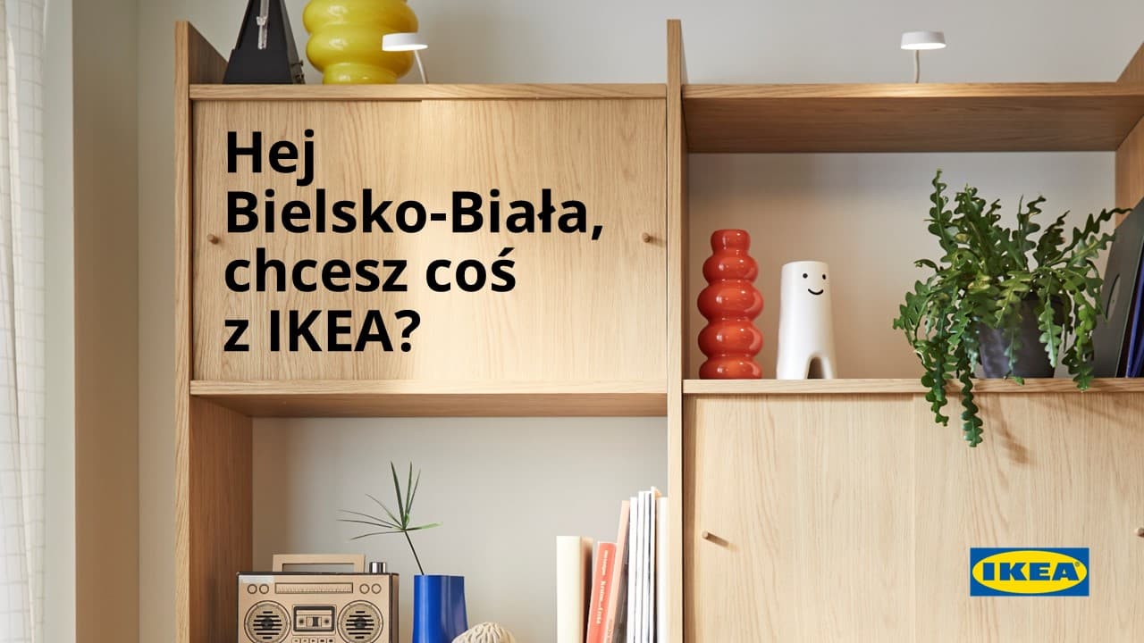 Regał w kolorze dębowym z testem "Hej Bielsko-Biała, chcesz coś z IKEA?"