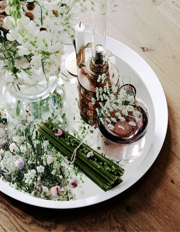 Regroupe fleurs et petits objets.