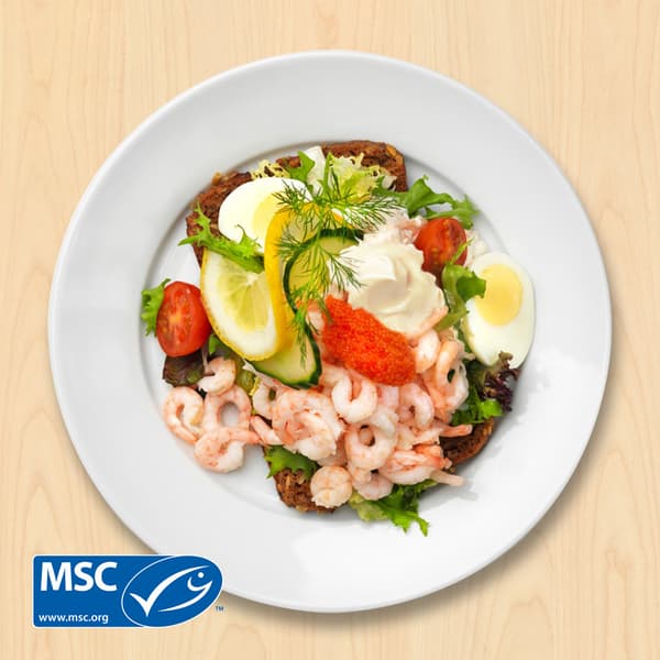 Rejemad
Rejer, solsikkerugbrød, mayonnaise, æg, cherrytomat og røde tangperler