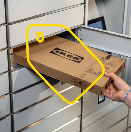 Ręka wkładająca paczkę do automatu paczkowego.