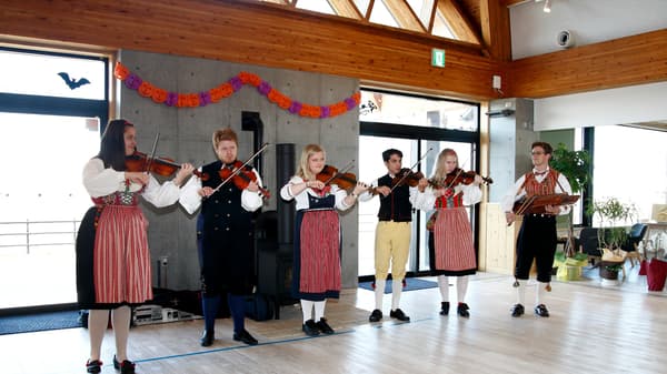 レクサンドの音楽学校の生徒による音楽演奏も。