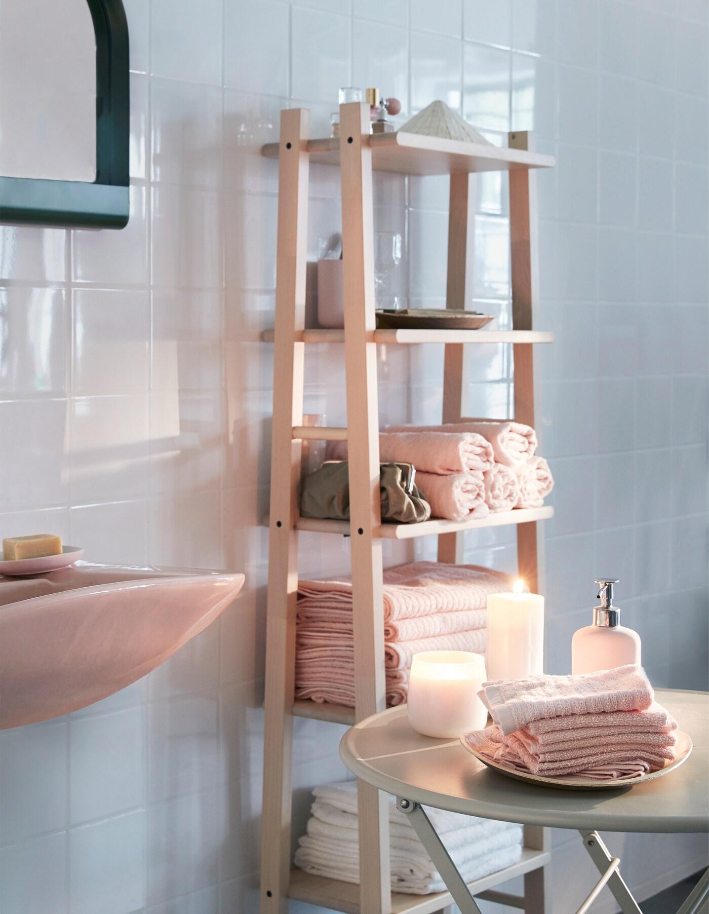 Relooke ta salle de bain avec des idées simples et des meubles modernes ! IKEA possède un large éventail de serviettes, telles que VÅGSJÖN, en rose pâle. Combinant tissu éponge uni et rayures, ces serviettes sont à la fois attrayantes et fonctionnelles.