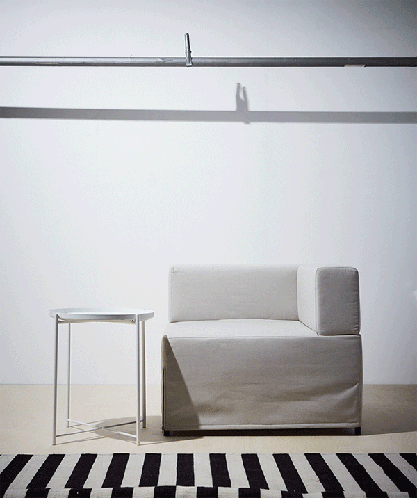 Relookez le séjour avec les nouvelles tendances du printemps en décoration intérieure! Voici les produits dont vous avez besoin pour relooker la pièce avec des touches d’accent jaunes, comme la housse de coussin jaune IKEA SOMMAR 2018. 