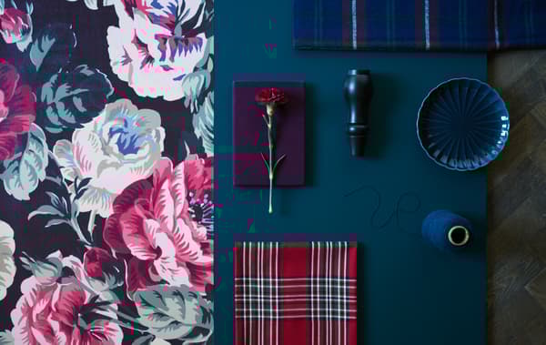 Relookez votre intérieur avec de petits changements comme des textiles audacieux aux imprimés floraux et motifs écossais revisités.