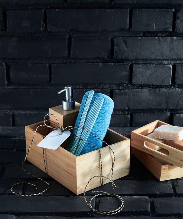 Remplissez la boîte en bambou IKEA DRAGAN avec des articles assortis pour offrir un cadeau magnifique.