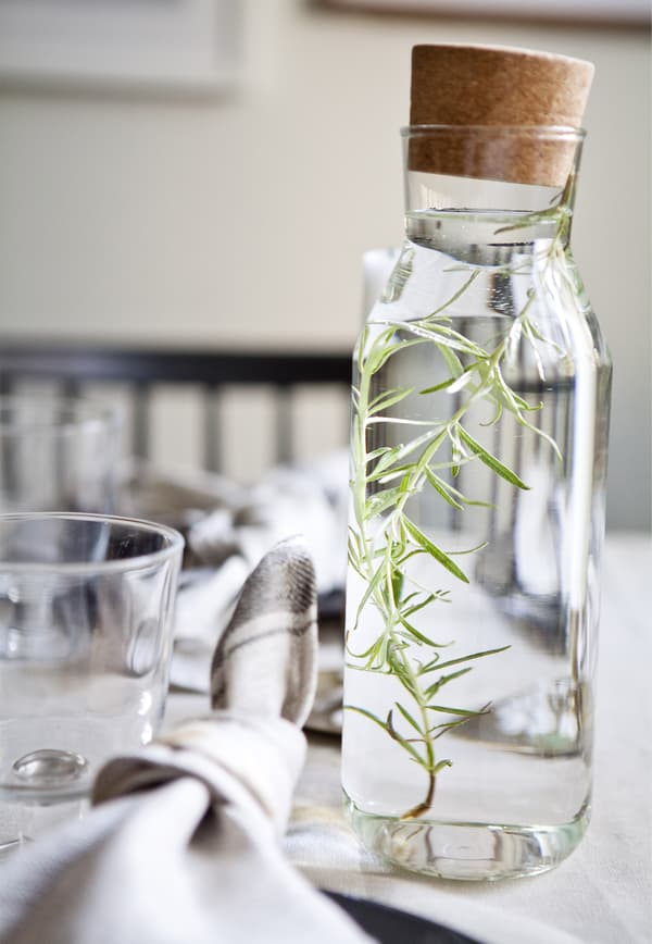 Remplissez une carafe ou un pichet d’eau