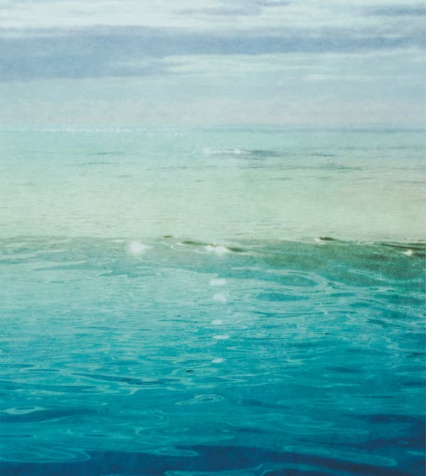 Reproduction d’une mer bleue scintillant sous le soleil.