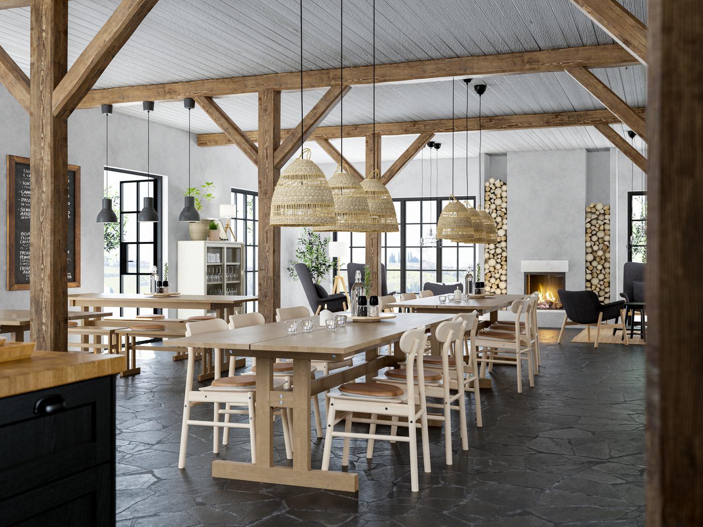 Restaurace ve stylu chaty s jídelními stoly KLIMPFJÄLL, židlemi RÖNNINGE, odhalenými dřevěnými trámy a krbem.