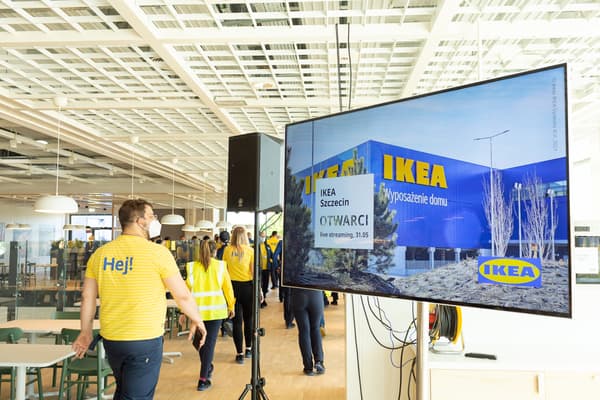 Restauracja IKEA, na pierwszym planie ekran, na którym wyświetlane jest zdjęcie IKEA z napisem