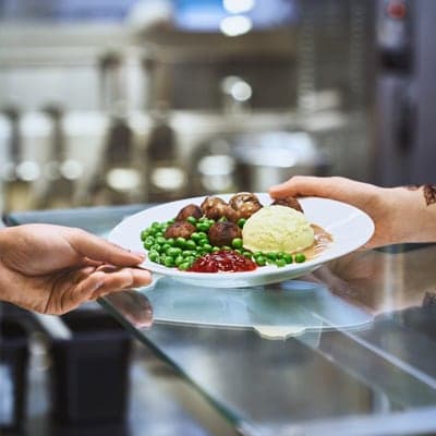 Restauranten, bilde av en tallerken med mat.