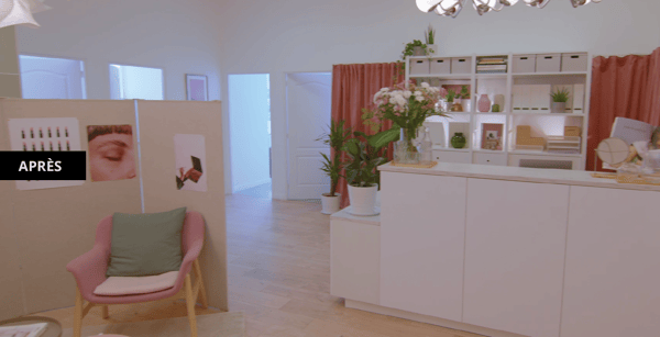 Résultats de l'aménagement après les travaux et la décoration avec des meubles de rangement et un coin attente pour faire patienter les client(e)s.