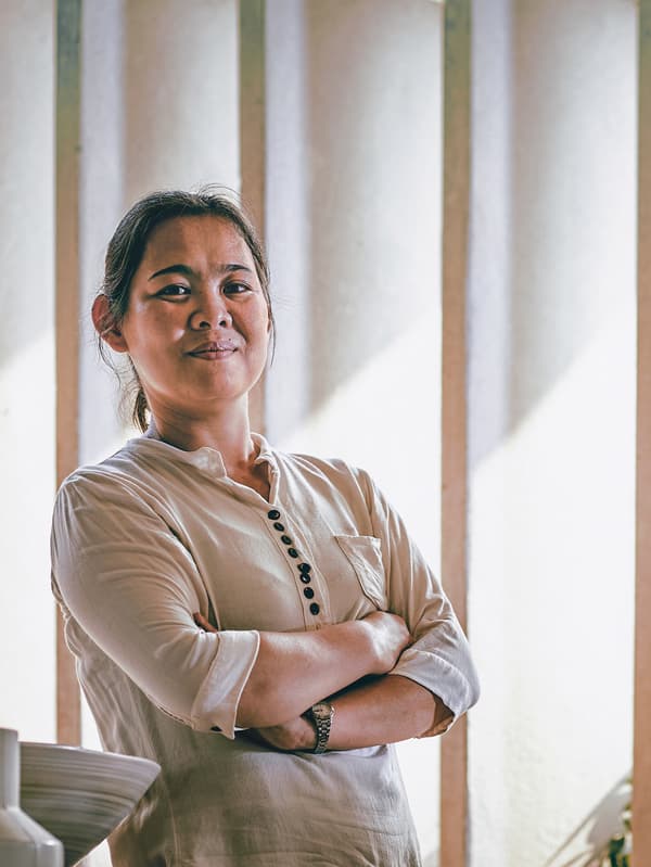 Retrat de Kiang Aitao, ceramista de l'empresa social Doi Tung DP a Tailàndia.