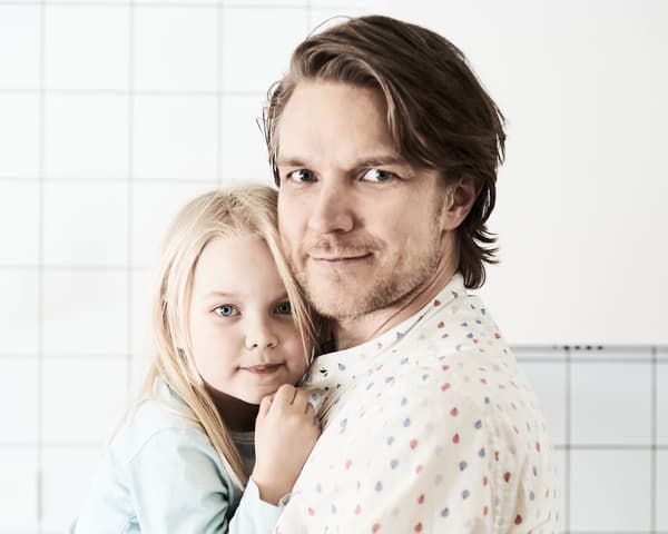 Retrat d’en Henrik amb la seva filla Ida, que té sis anys.