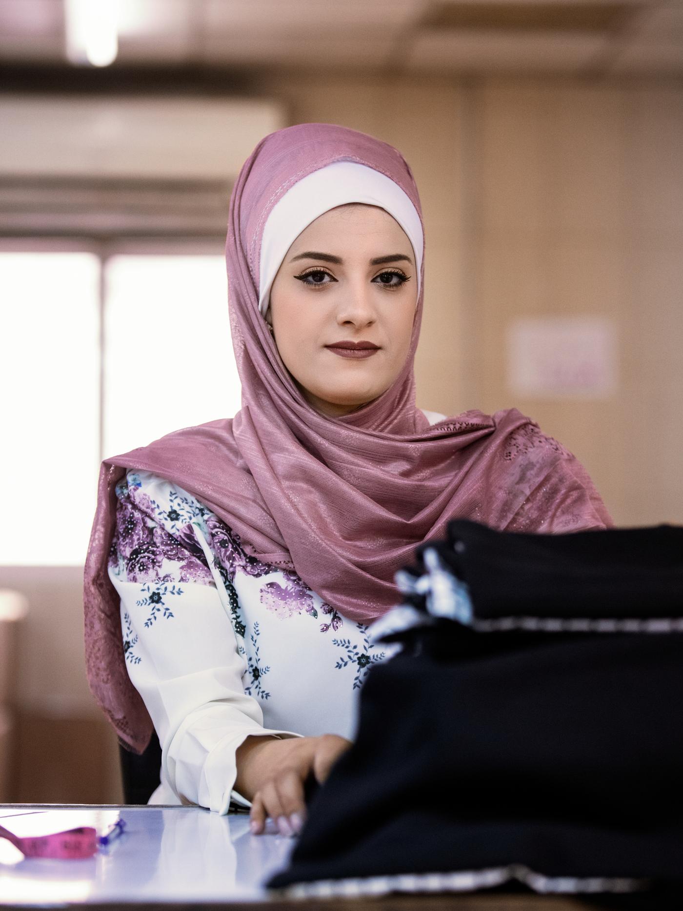 Retrato de Anwar Jaradat traballando para a empresa con fins sociais Jordan River Foundation en Amán.