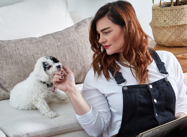 Retrato de Kara e o seu cachorro.