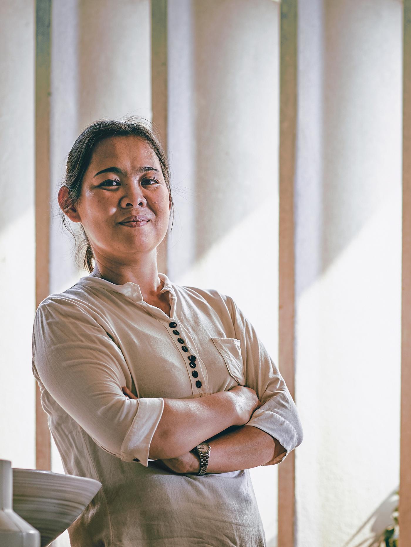 Retrato de Kiang Aitao, ceramista da empresa con fins sociais Doi Tung DP en Tailandia.