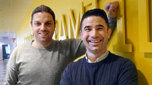 Retrato de Yaser Alwili y Mohammad Al Heswani, que ayudaron a dirigir el programa de inclusión de refugiados de IKEA.