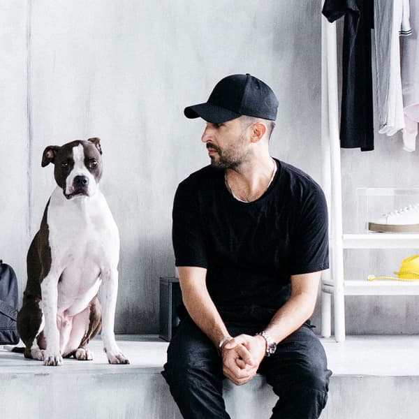 Retrato dun can e o deseñador Chris Stamp, creador da colección SPÄNST de inspiración urbana con IKEA.