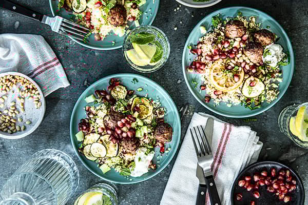Rezept für Couscous Salat mit Minze und vegetarischen Bällchen.