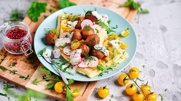 Rezept für vegetarische herzhafte Waffeln mit IKEA HUVUDROLL Proteinbällchen.