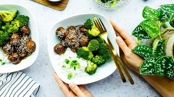 Rezept für vegetarische Teriyaki-Bällchen mit Brokkoli und Reis.