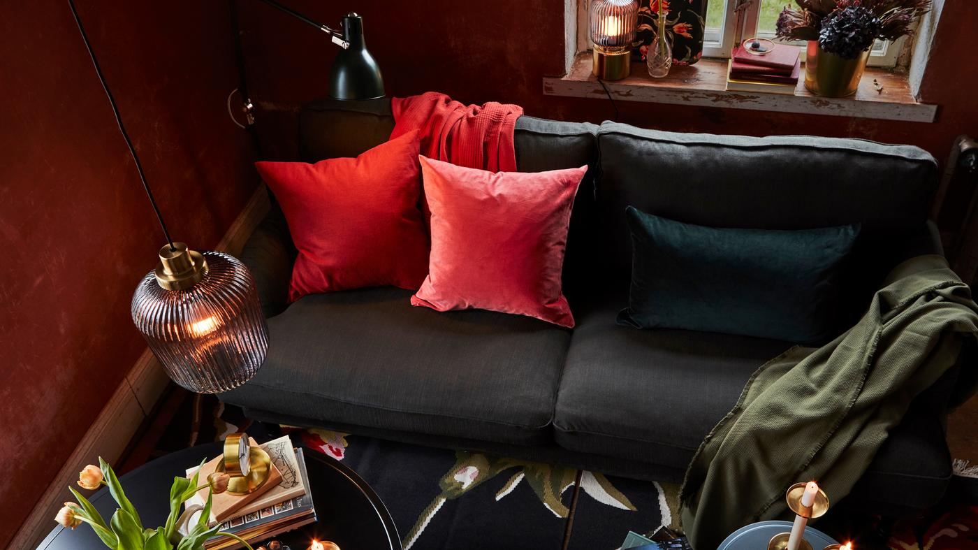 リビングルームにペンダントランプやフロアランプ、テーブルランプを設置し、ソファにカラフルなクッションを置いて、ぬくもりと心地いい雰囲気を演出。