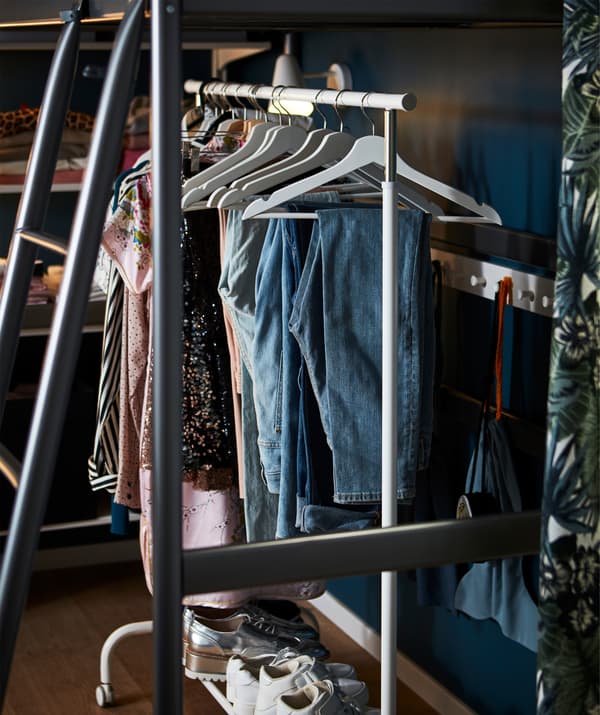 ราวแขวนผ้า RIGGA/ริกก้า ทำจากเหล็กเคลือบด้วยสีขาวสามารถปรับความสูงได้และมีล้อเข็นสี่ล้อ