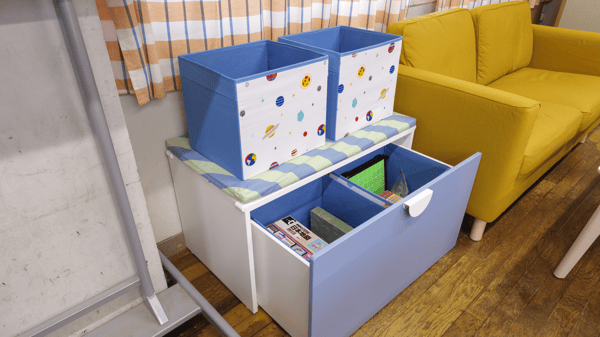 リラックスできるソファやカラフルな小物を取り入れ