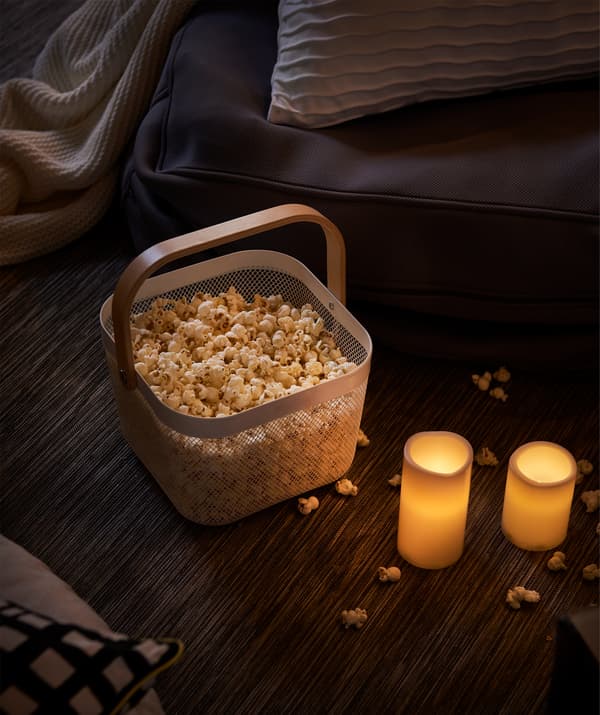 RISATORP Korb weiß ist ideal für das Popcorn beim Picknick.