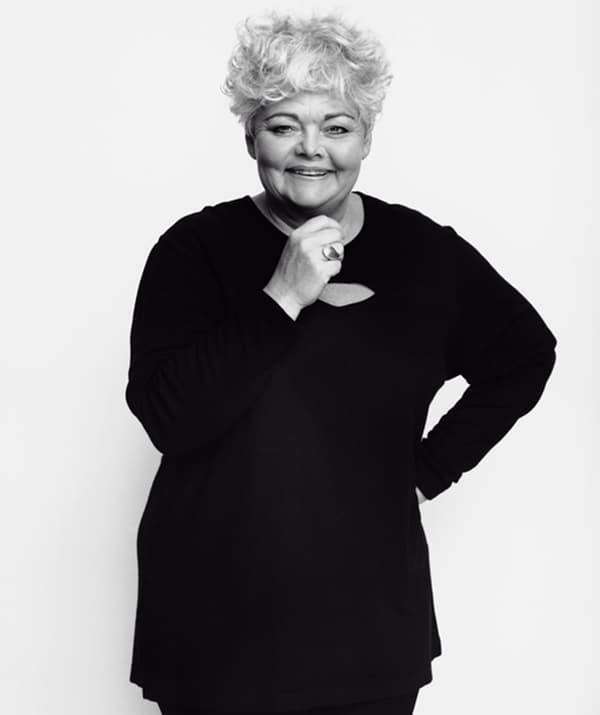 Ritratto in bianco e nero di Anna Efverlund, designer dei giocattoli classici IKEA.