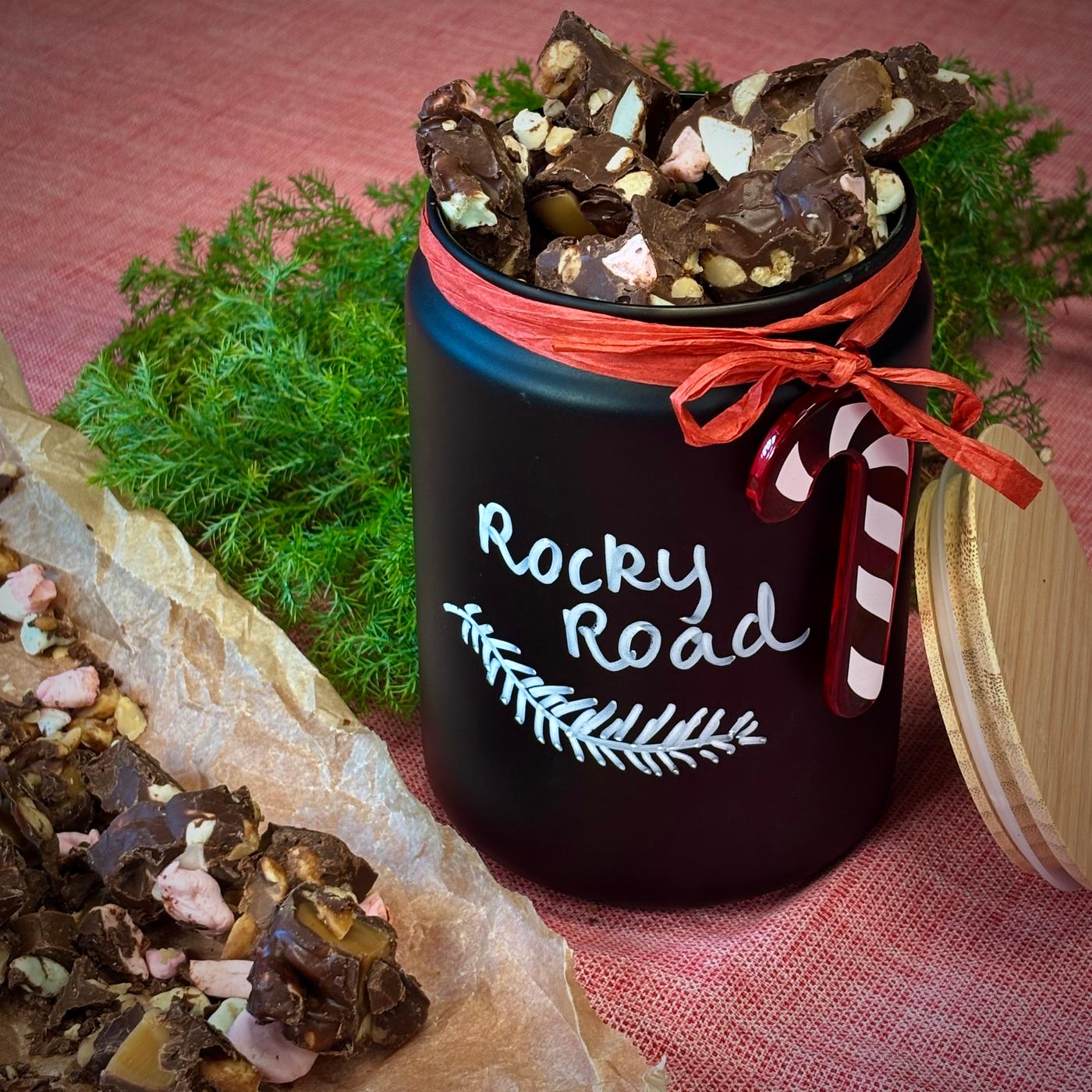 Rocky road juleknas i en sort krukke med rødt bånd om.