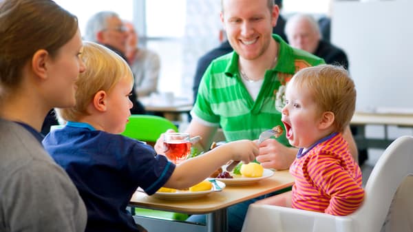 Rodina s malými dětmi v restauraci IKEA