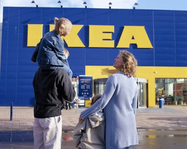 Rodzina z dwójką dzieci stoi przed sklepem IKEA